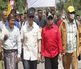 Gubernur Riau, Syamsuar didampingi Wakil Bupati dan kepala desa saat berkunjung ke Teluk Buntal
